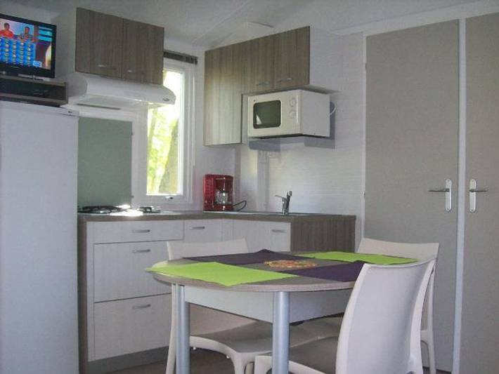 Camping Val de Boutonne - Mobilheim 4 personen - Ibiza 27,5m² + halbüberdachte Terrasse in Saint-Jean-d'Angély, Saint-Jean-d'Angély und Umgebung