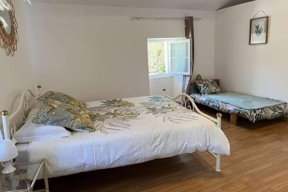 Appartement entier, Location de vacances -le \"T2\" du Castel Silence-dans son écrin de verdure in Port-d'Envaux, Région de Saintes