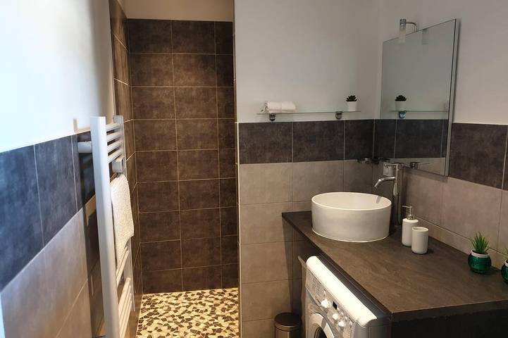 Location de vacances pour 2 personnes, avec Terrasse ainsi que Piscine et Sauna à Cournanel