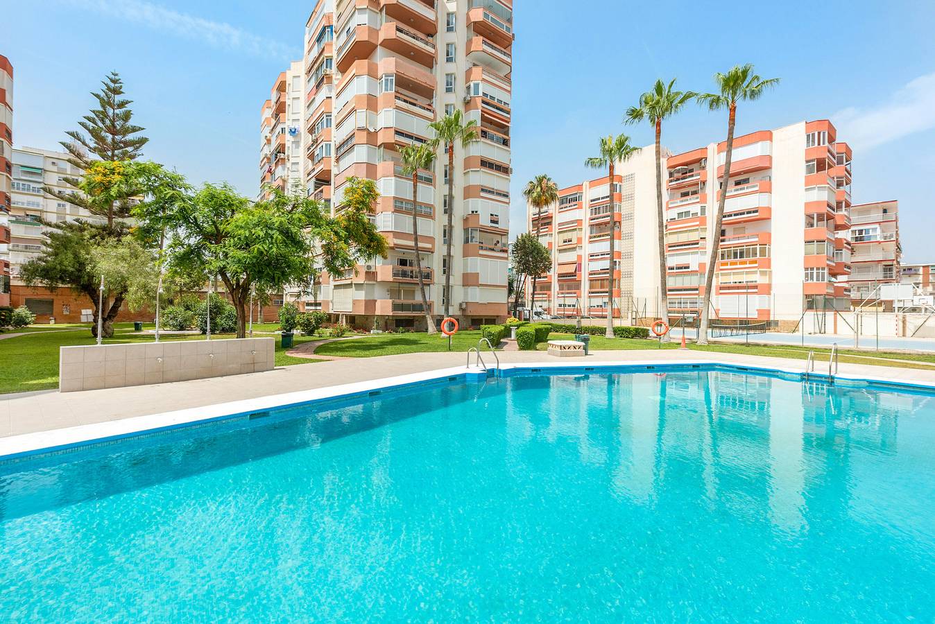 Entire apartment, Apartment 'Plazamar' with Shared Pool, Wi-Fi and Air Conditioning in Playa de Torre del Mar, Torre del Mar