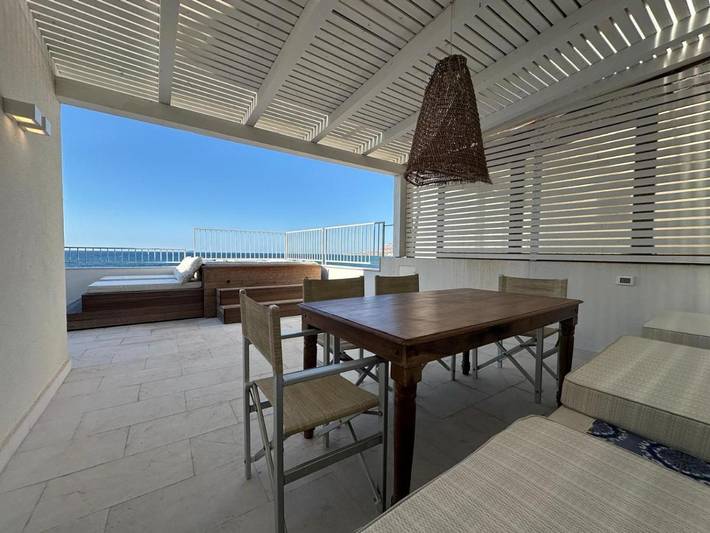Ferienwohnung für 6 Personen, mit Balkon und Whirlpool sowie Terrasse und Pool