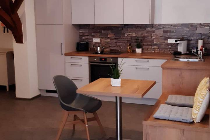 Ferienwohnung für 3 Personen, mit Balkon und Garten sowie Pool in Rheinhausen