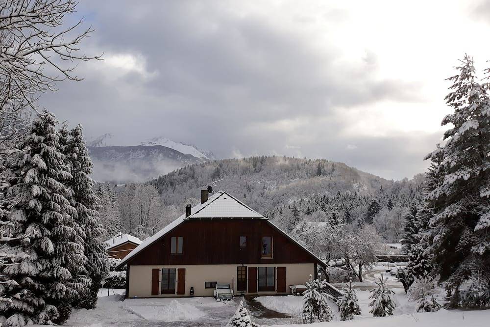 Ganze Wohnung, Superb apartment in a renovated mountain farm. Sleeps 4-6. Quiet surroundings. in Saint-Jeoire, Region Bonneville