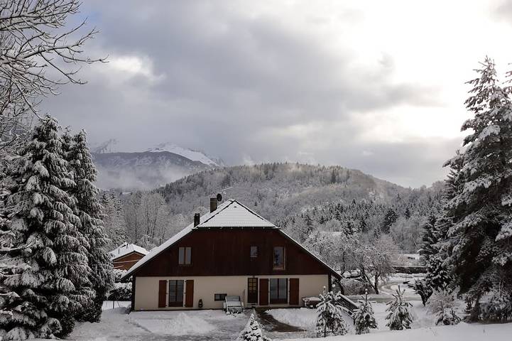 Ganze Wohnung, Superb apartment in a renovated mountain farm. Sleeps 4-6. Quiet surroundings. in Saint-Jeoire, Region Bonneville
