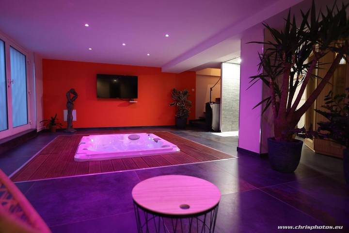 Chambre d’hôte pour 2 personnes, avec Jacuzzi et Terrasse ainsi que Jardin et Sauna