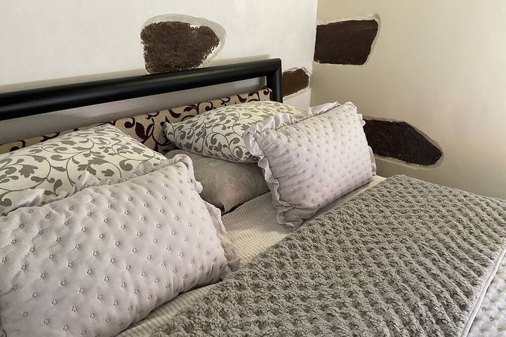 Sleeps 6 people Entire use of house, pool and all facilities. Exclusively yours. in Aldeias de Xisto
