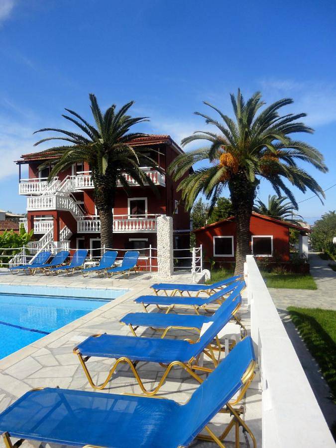 Apartahotel para 5 personas, con piscina y jardín además de vistas y piscina para niños en Corfú