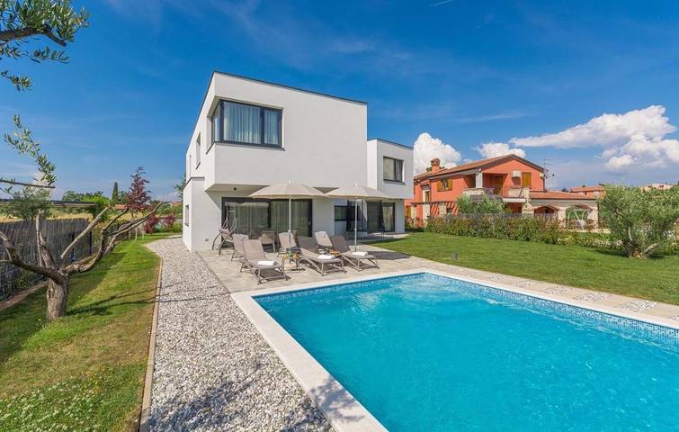Ferienhaus für 8 Personen, mit Balkon und Whirlpool sowie Terrasse und Garten