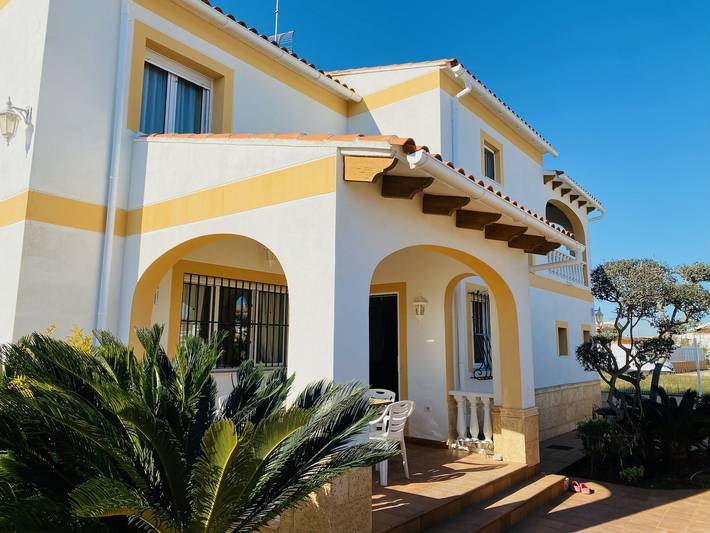 Villa für 8 Personen, mit Terrasse und Garten in Oliva