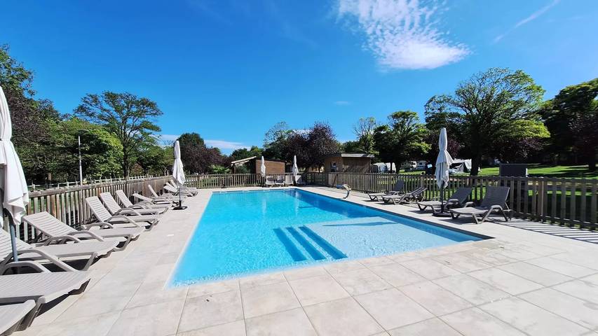 Camping pour 6 personnes, avec terrasse, animaux acceptés dans la Loire