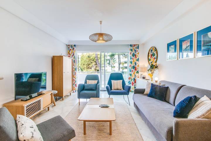 Apartamento entero, Apartamento Deluxe 'Gran Marbella' con vistas a la montaña, Wi-Fi y aire acondicionado in Playa de la Fontanilla, Marbella