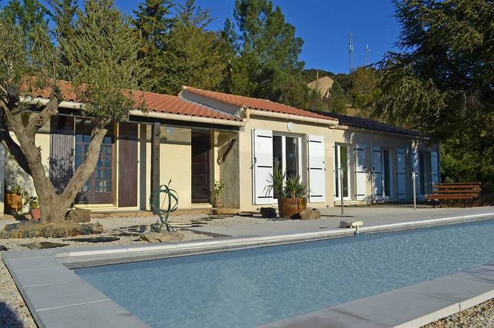 Location de vacances pour 8 personnes, avec piscine ainsi que jardin et terrasse à Berlou