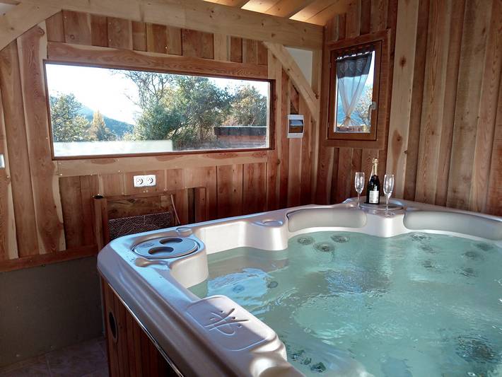 Chalet pour 7 personnes, avec jardin ainsi que terrasse et jacuzzi