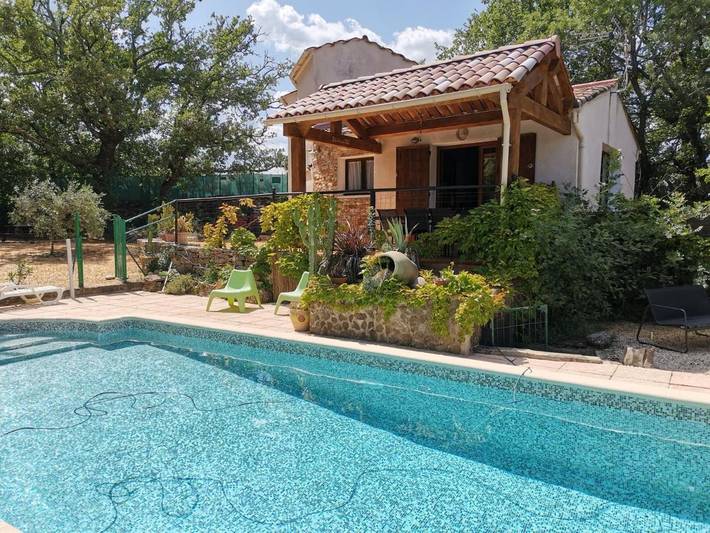 Location de vacances pour 6 personnes, avec vue ainsi que terrasse et piscine à Saint-Brès - 2