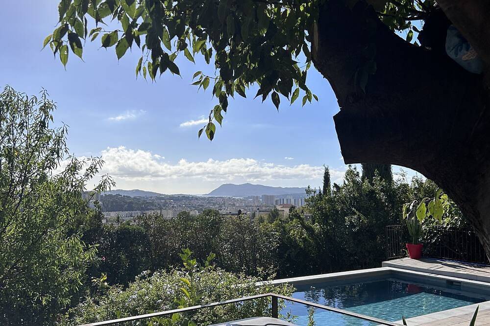 House with swimming pool and jacuzzi 15 minutes from the beach in Toulon, Mediterranean Coast (France)