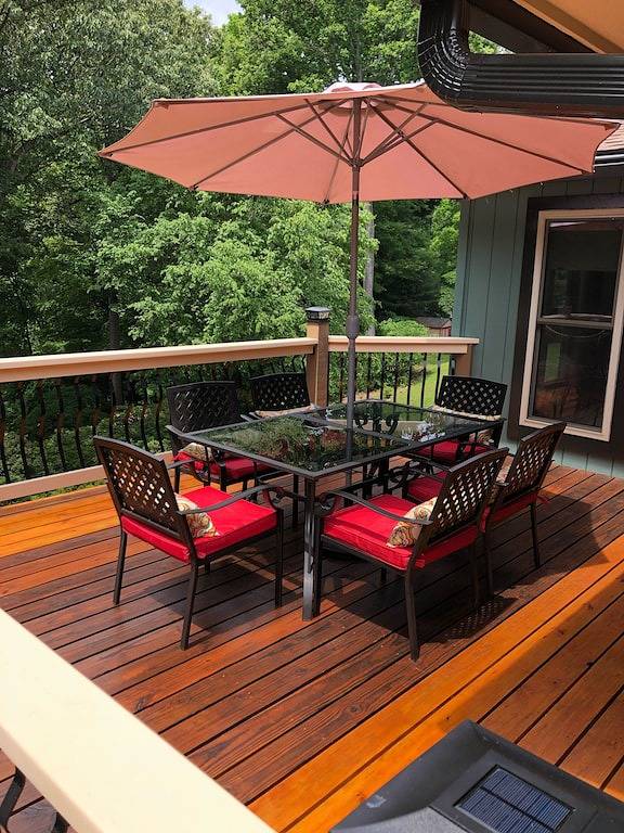 Charmantes, renoviertes Haus am Wasser mit Blick auf den Sonnenuntergang und tiefes Wasser auf der breiten Bucht in Smith Mountain Lake