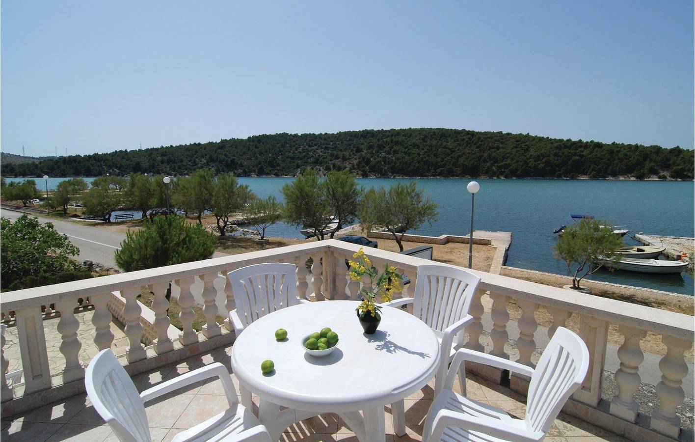 Ganze Ferienwohnung, Modernes Apartment mit Terrasse und Parkplatz, 700 m von der Küste in Zaboric entfernt in Zaboric, Šibenik-Knin