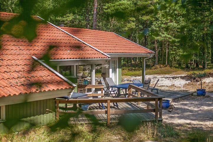 Ferieudlejning for 10 personer, med jacuzzi og terrasse samt sauna på Bornholm