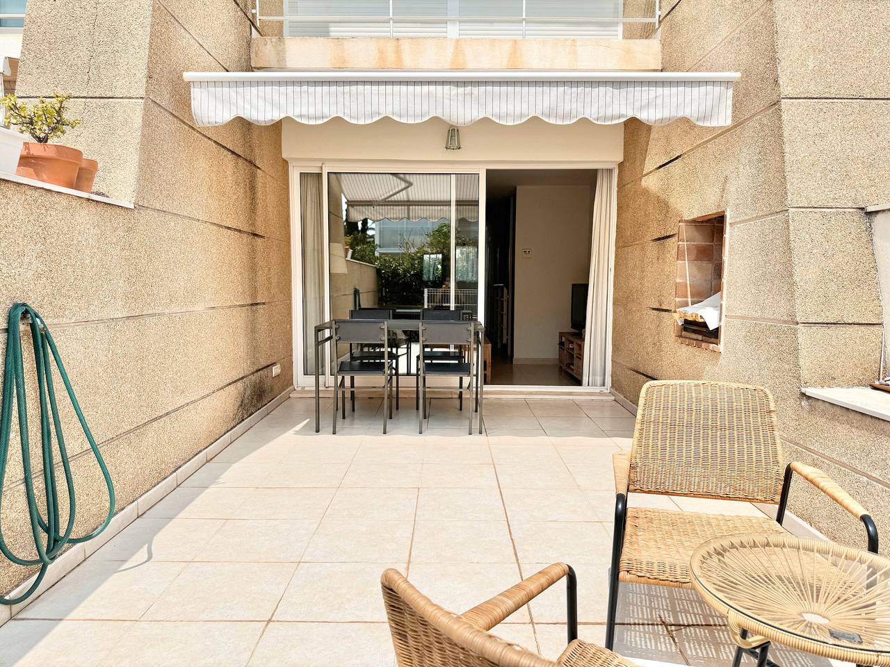 Casa Vacacional 'Lopimar Playa Malvarrosa' con Vista a la Montaña, Wi-Fi y Aire Acondicionado in Playa de Almardá, Sagunto