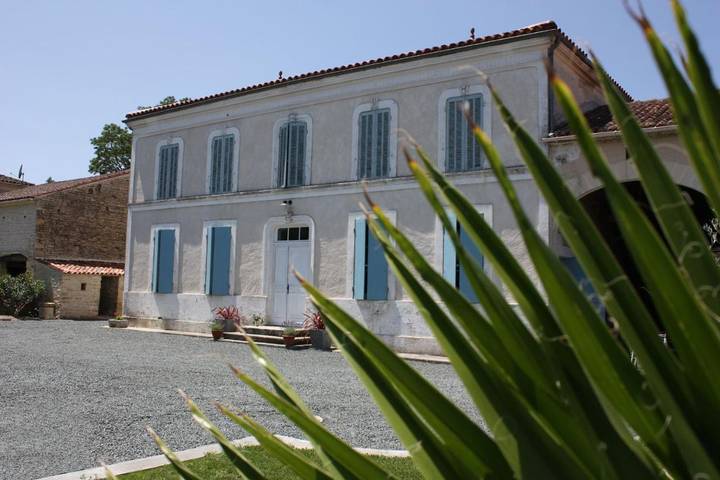 Location de vacances pour 4 personnes, avec piscine et jardin à Nantillé