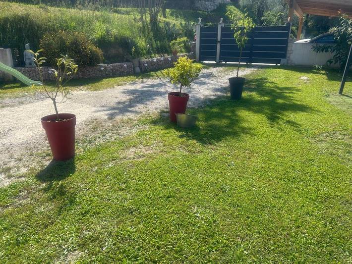 Location de vacances pour 2 personnes, avec piscine et jardin ainsi que terrasse et vue, animaux acceptés à Contes - 3