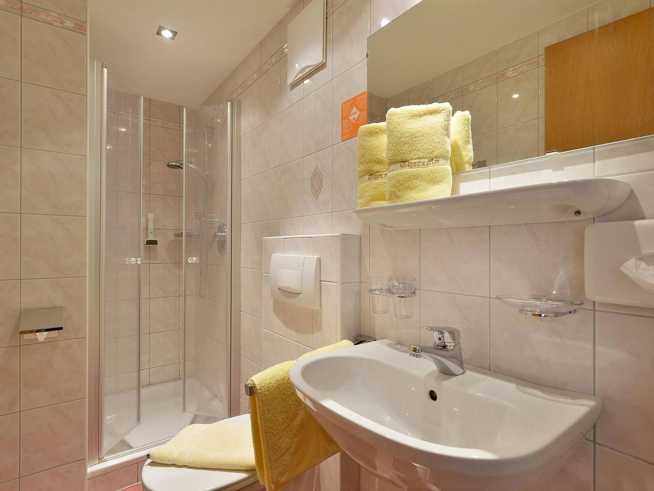 Hotel Theresia Garni - Doppelzimmer mit Balkon in Sankt Johann in Tirol, Kitzbüheler Alpen