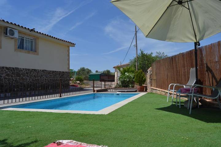 Casa rural para 6 personas, con Balcón y Terraza además de Jardín y Piscina para niños en Montes de Toledo