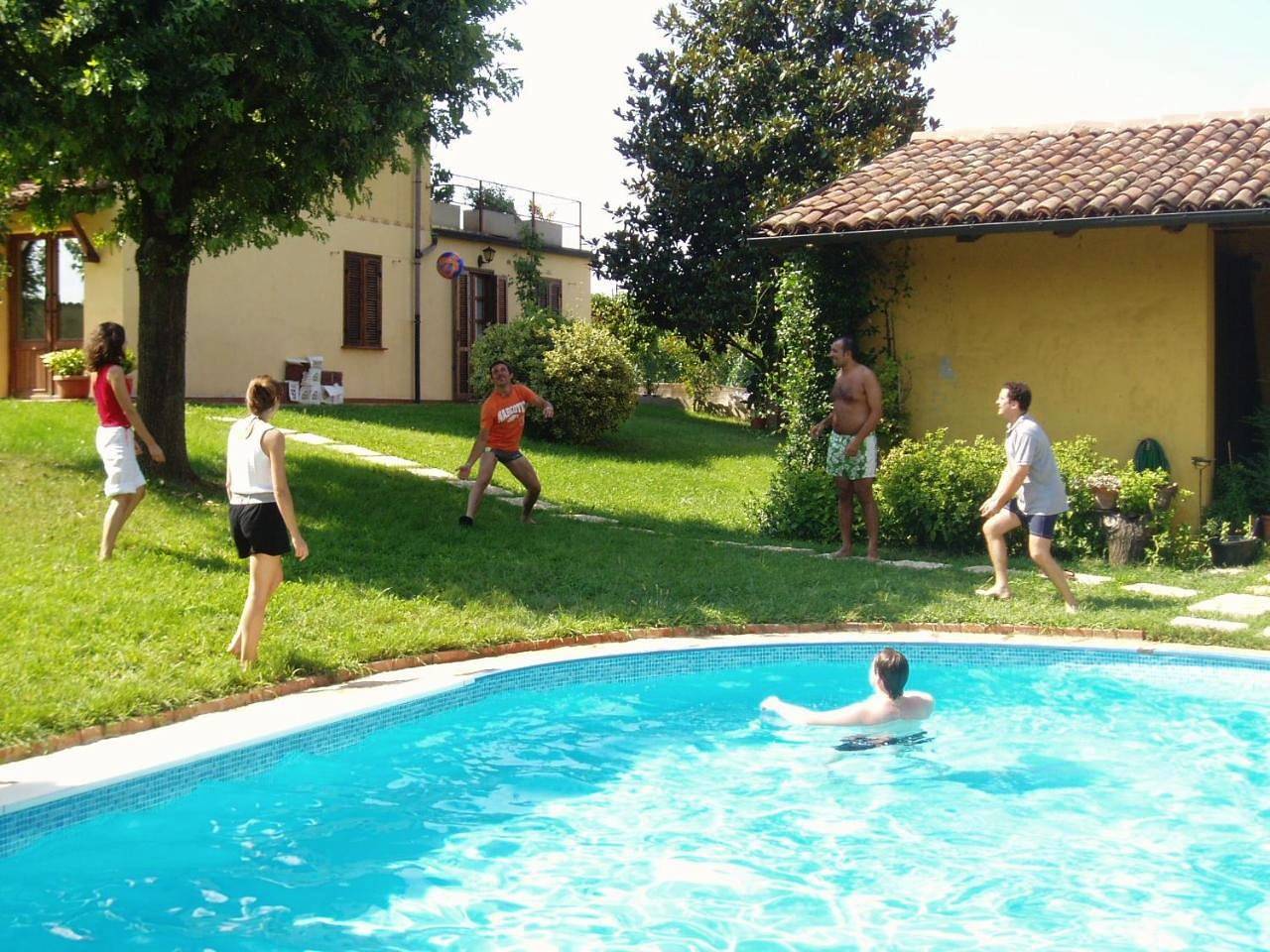 Cascina tra le vecchie vigne con piscina in Canale, Langhe