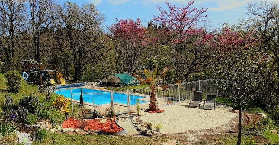 Location de vacances pour 3 personnes, avec jardin ainsi que piscine et vue dans Bellefont-La Rauze - 2