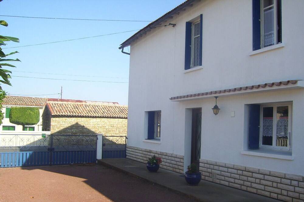 9 Guests - Pet Friendly in rural West France in Clussais-la-Pommeraie, Région de Niort