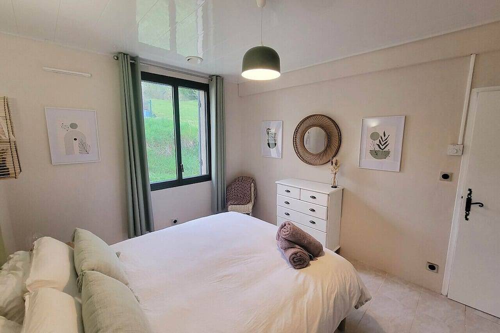 Charmant gîte avec piscine, climatisation, vue et Wifi haut débit in La Sauvetat-du-Dropt, Région de Marmande
