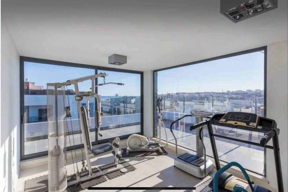 Ganze Wohnung, Modern 2Bed Rooftop Pool & Gym, Marina & Half Beach in São Sebastião, Lagos