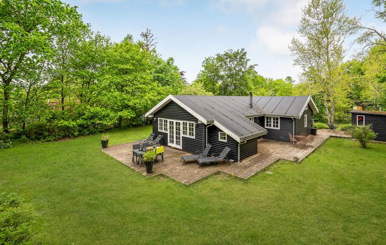 Ferieudlejning for 6 personer, med Terrasse og Have i Fjellerup Strand