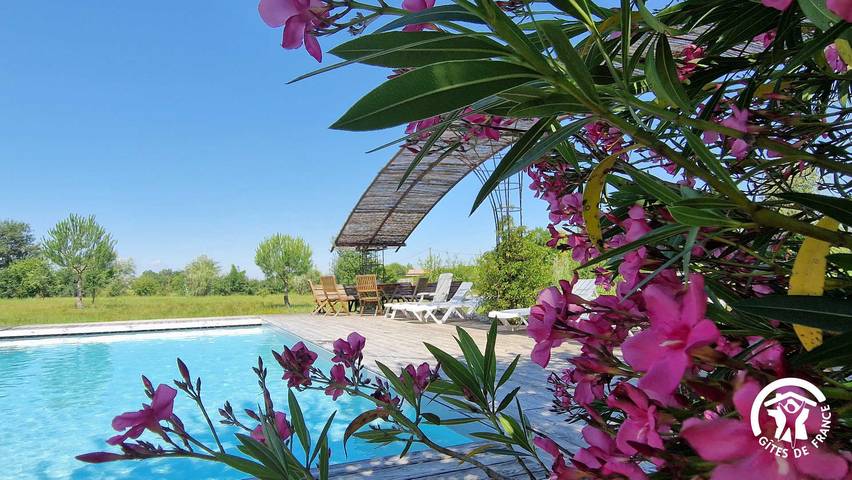 Gîte pour 10 personnes, avec Terrasse ainsi que Jardin et Piscine