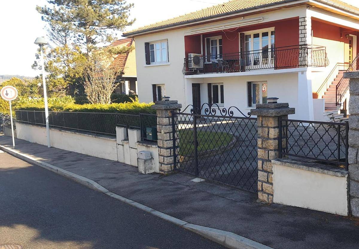 Appartement entier, Logement paisible avec jardin, accès plain pied sans escalier, parking et Wifi in Roche-la-Molière, Loire