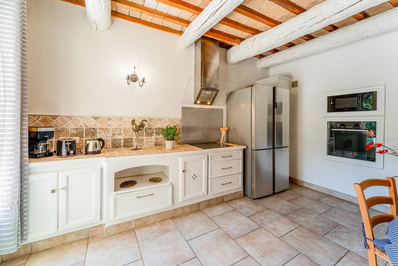 Hel lägenhet, Apartment 'La Velle' with Private Terrace, Private Garden and Wi-Fi in Mornas, Vaucluse
