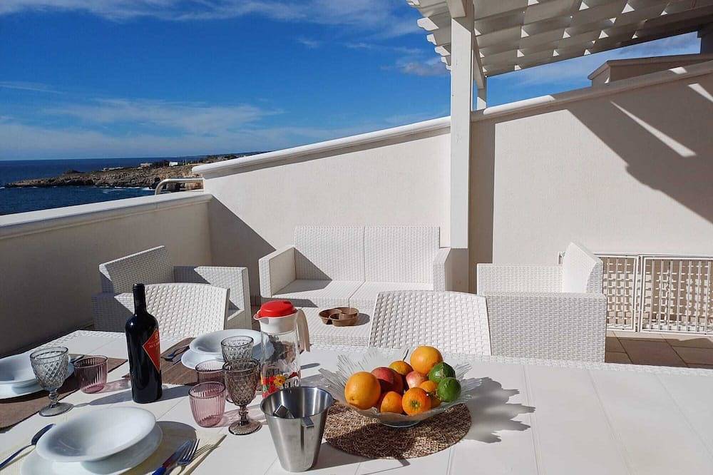 Entire apartment, Apulia Salento Santa Maria Di Leuca Villetta Vedusella With Terrace Overlooking The Sea in Leuca, Castrignano del Capo