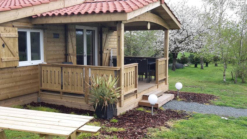 Chalet pour 4 personnes, avec jardin et piscine ainsi que jacuzzi et terrasse - 1