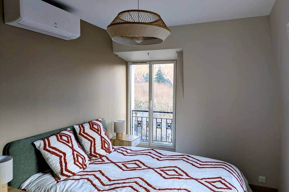 Entire apartment, Les Flots Harmonieux (30m² lake view) in Aix-les-Bains, Chambéry region