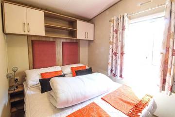 Static Caravan for 8 People in Walton on the Naze, Essex, Photo 2