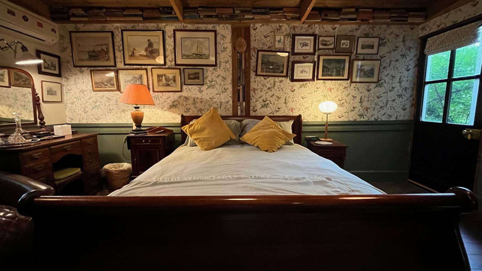 Entire holiday apartment, Remarkable Boultons Barn with hot tub & opt sauna in Bovey Tracey, Dartmoor
