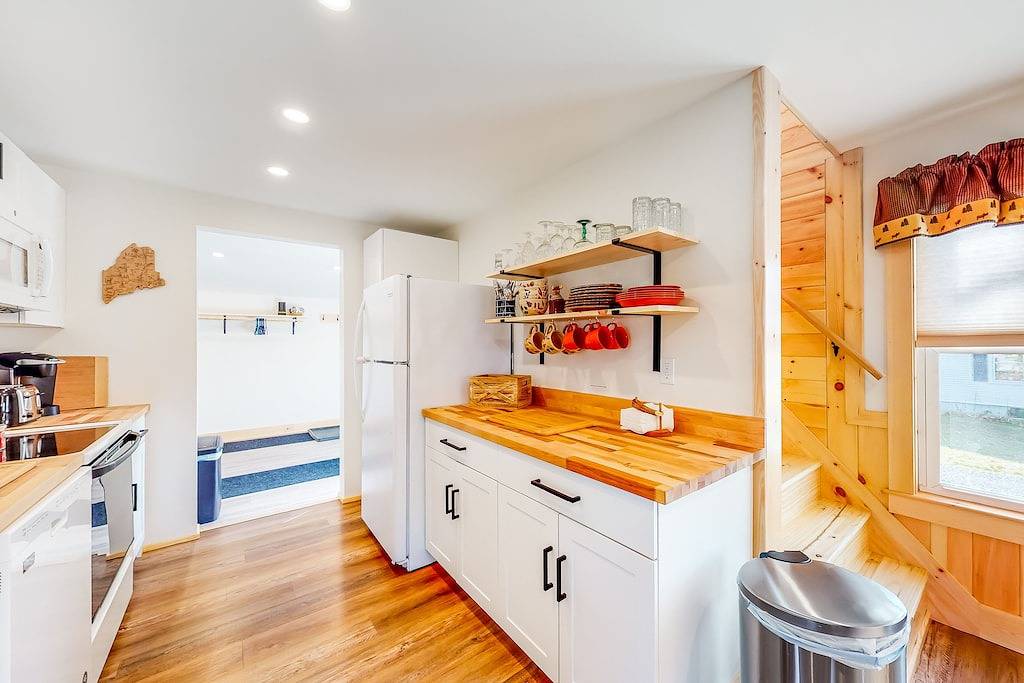 Lakeview Getaway - Trailer Parking, Walk to Ramp, Dogs Welcome & High-Speed Wifi in Greenville (ME), Moosehead Lake