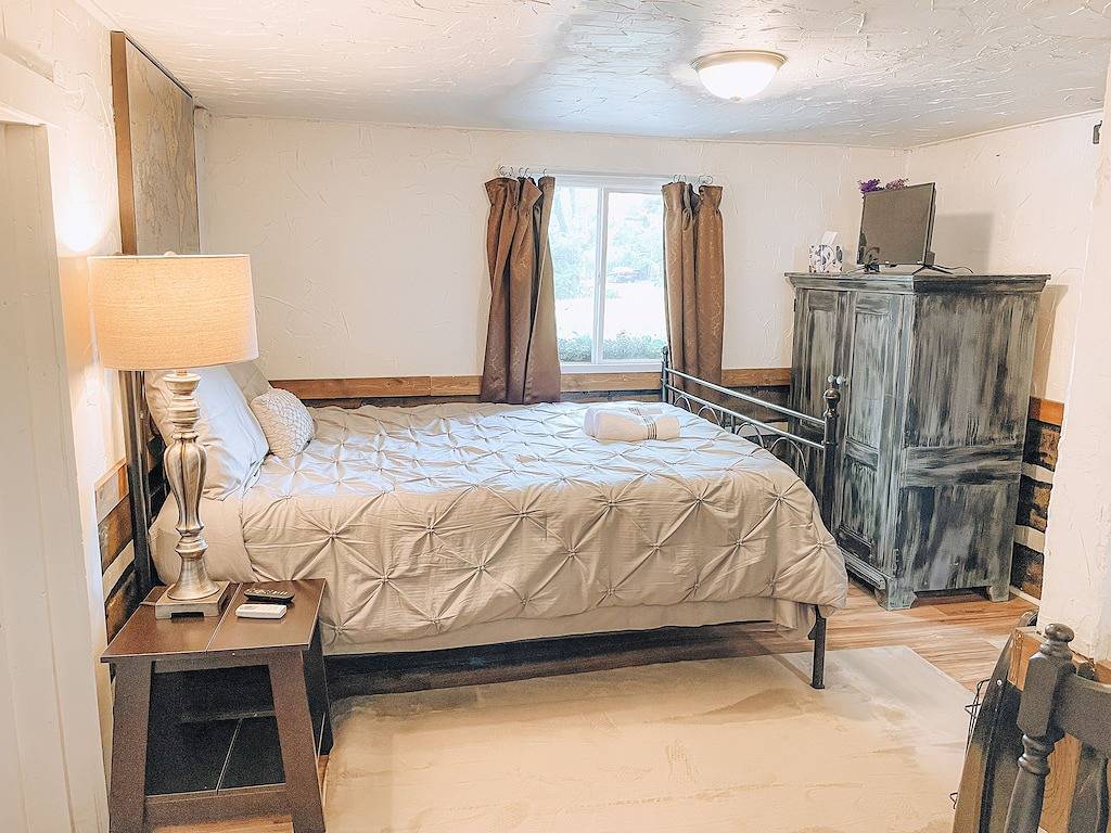 Wolf's Cabin Near Historic Downtown Noblesville in Noblesville, Hamilton County