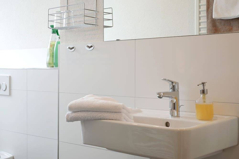 Ganze Wohnung, 1. Ferienwohnung im Souterrain mit 45 qm, 1 Schlafzimmer für max. 2 Personen in Achkarren, Vogtsburg im Kaiserstuhl