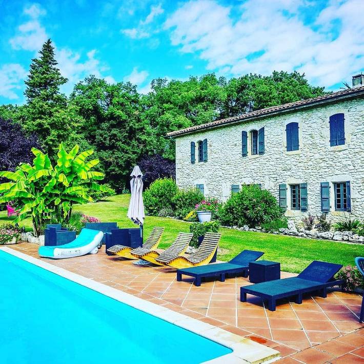 Location de vacances pour 4 personnes, avec Terrasse et Jardin ainsi que Piscine et Vue dans Bonas