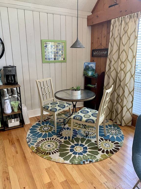 The Poolside Villa- 2queen bd, lake Keowee, golf,hike,waterfalls, near Clemson, in Lake Keowee