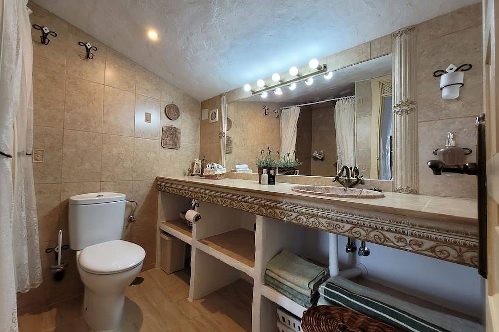 Family townhouse w/private pool, terrace, mountain & sea views. A hikers dream! in Canillas de Albaida, Provincia de Málaga