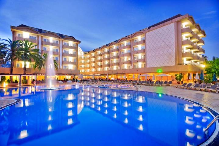 Hôtel pour 3 personnes, avec piscine et jacuzzi ainsi que sauna et jardin