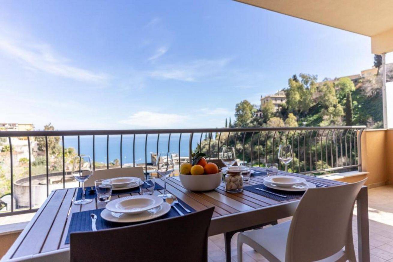 Entire apartment, Taormina Calipso Seaview Flat Private Parking in Taormina, Messina Province