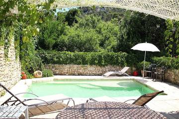 Gîte pour 3 personnes, avec piscine à Robion